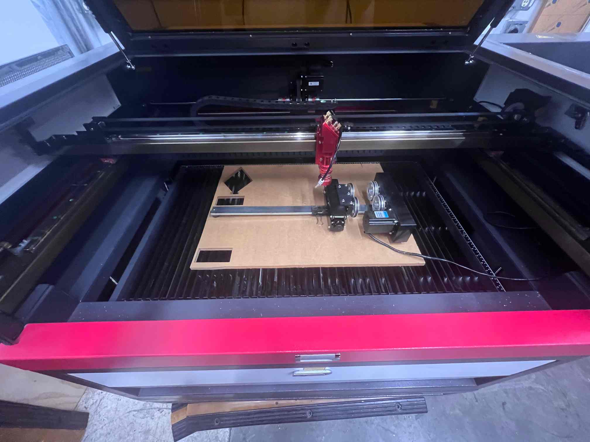 Laser machine working inside the bed